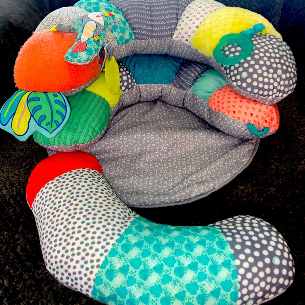 2 detachable and repositionable toys